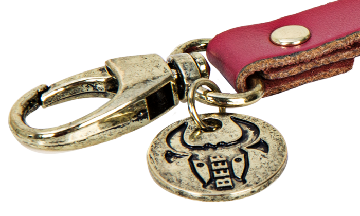 Schlüsselanhänger aus rotem Leder mit Gravur auf Zubehör und Verschluss in Altgold